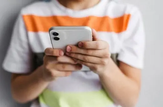 IA podr&iacute;a da&ntilde;ar m&aacute;s a los ni&ntilde;os que las redes sociales, sostiene ex jefe de seguridad de Google