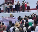 Retiran a sujeto que protestaba en el mitin de Sheinbaum en el Z&oacute;calo