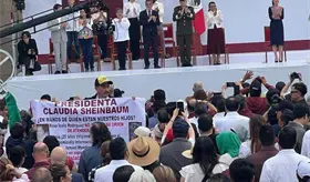 Retiran a sujeto que protestaba en el mitin de Sheinbaum en el Z&oacute;calo