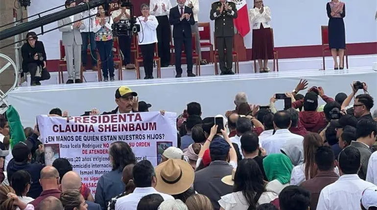 Retiran a sujeto que protestaba en el mitin de Sheinbaum en el Z&oacute;calo