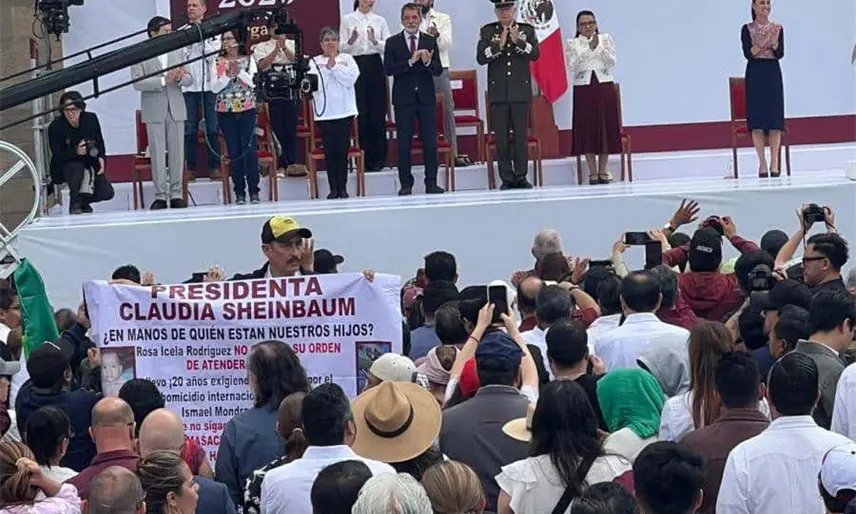 Retiran a sujeto que protestaba en el mitin de Sheinbaum en el Zócalo