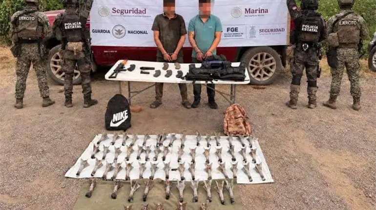 Detienen a tres sujetos con armas y explosivos para drones, tras agresi&oacute;n a autoridades en Sinaloa