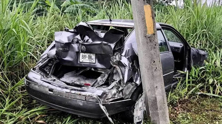 Veh&iacute;culo impacta poste en la C&aacute;rdenas-Villahermosa