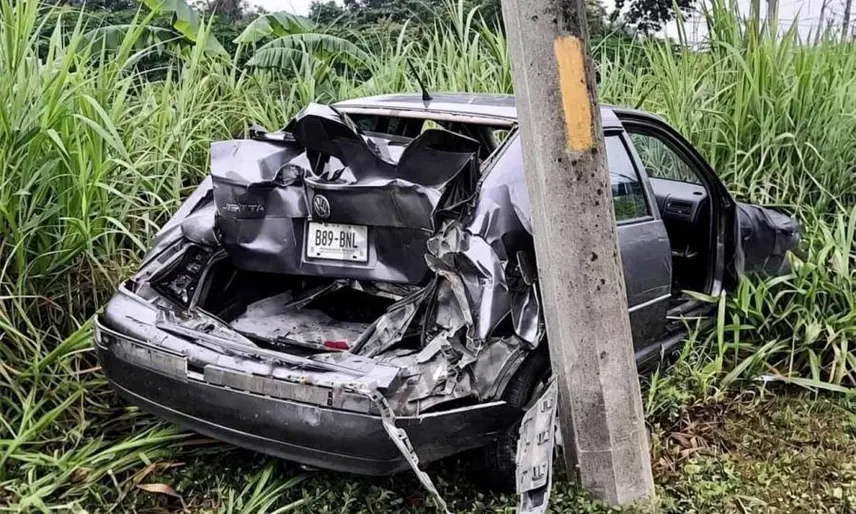 Vehículo impacta poste en la Cárdenas-Villahermosa