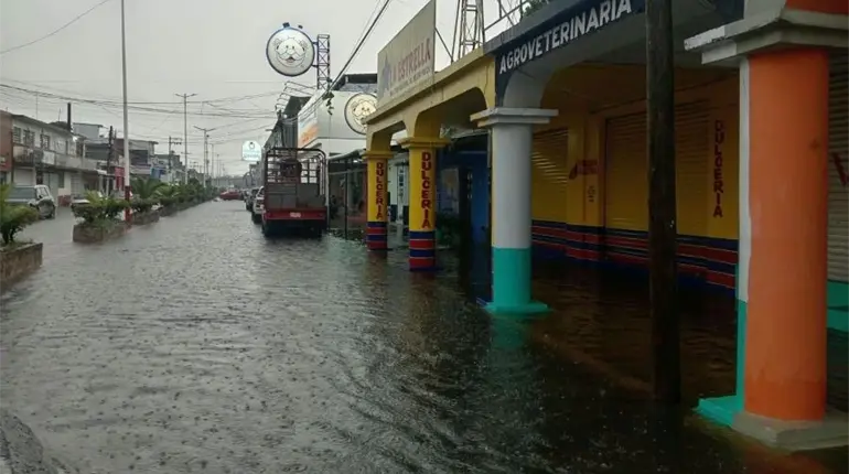 Lluvias dejan calles anegadas en Jalapa