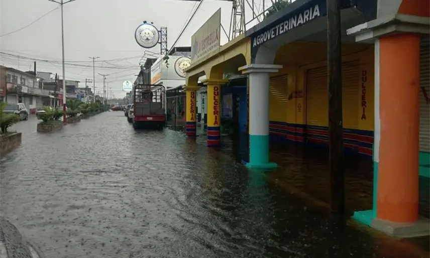 Lluvias dejan calles anegadas en Jalapa