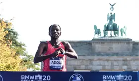 Guye Adola y Tigst Assefa dominan el Marat&oacute;n de Berl&iacute;n