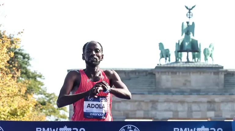 Guye Adola y Tigst Assefa dominan el Marat&oacute;n de Berl&iacute;n