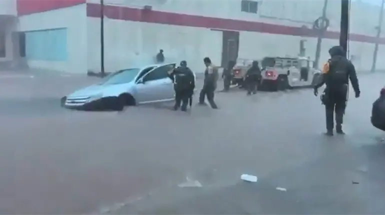 Hurac&aacute;n "Polo" toca tierra en Guaymas, Sonora, y causa inundaciones