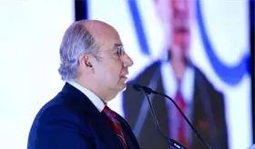 Felipe Calder&oacute;n llama "miserables" a quienes decapitaron su estatua en Complejo Cultural Los Pinos