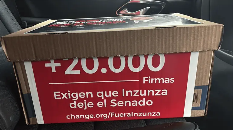 Vania P&eacute;rez Morales entrega al Senado casi 20 mil firmas para pedir salida de Enrique Inzunza