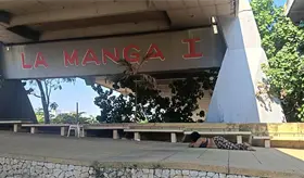 Mujer en situaci&oacute;n de calle causa da&ntilde;os y siembra temor a vecinos en La Manga I
