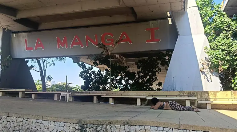 Mujer en situaci&oacute;n de calle causa da&ntilde;os y siembra temor a vecinos en La Manga I
