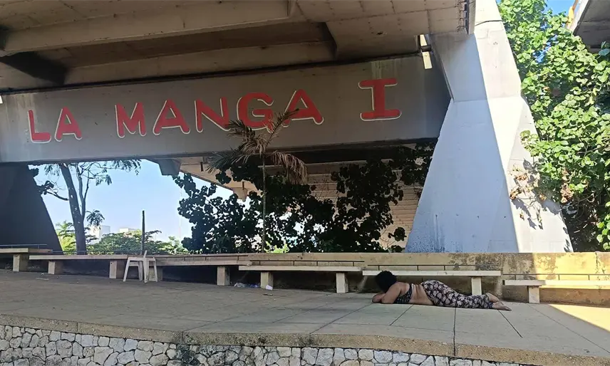 Mujer en situación de calle causa daños y siembra temor a vecinos en La Manga I