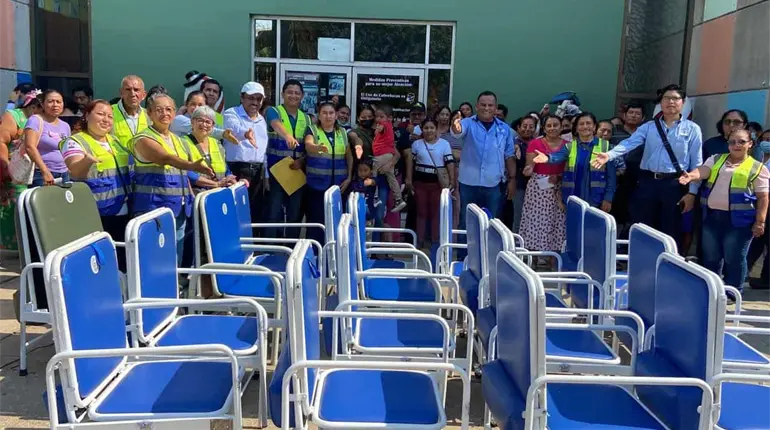 &Aacute;ngeles del Mago Chong-Tall entrega sillas-camas al hospital del Ni&ntilde;o