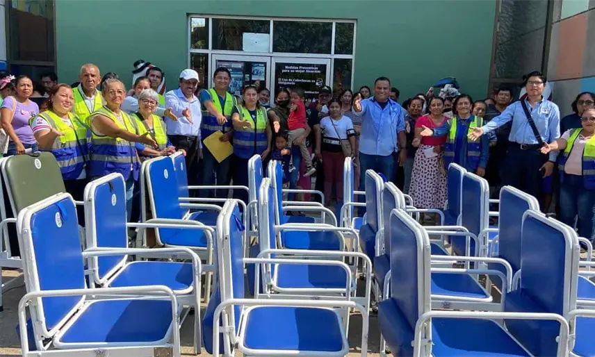 Ángeles del Mago Chong-Tall entrega sillas-camas al hospital del Niño