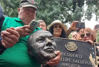 Decapitan estatua de Calder&oacute;n en Los Pinos
