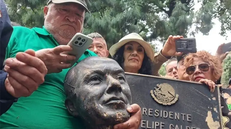 Integrantes del SME decapitan estatua de Felipe Calder&oacute;n en Los Pinos
