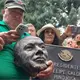 Integrantes del SME decapitan estatua de Felipe Calder&oacute;n en Los Pinos