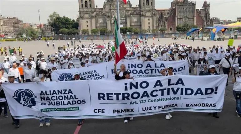 Jubilados de Pemex y CFE se manifiestan afuera de Palacio Nacional