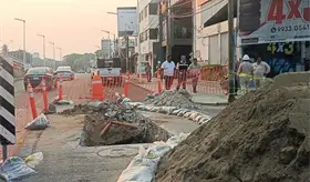 Excavaci&oacute;n por obra sanitaria causa corto en l&iacute;neas subterr&aacute;neas de CFE en Villahermosa