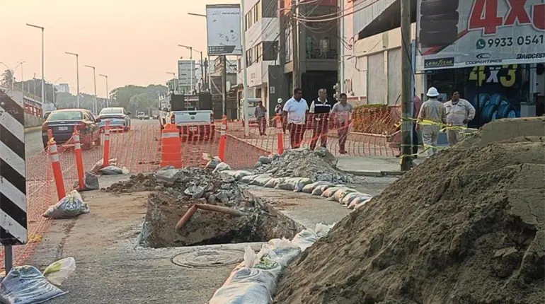 Excavaci&oacute;n por obra sanitaria causa corto en l&iacute;neas subterr&aacute;neas de CFE en Villahermosa