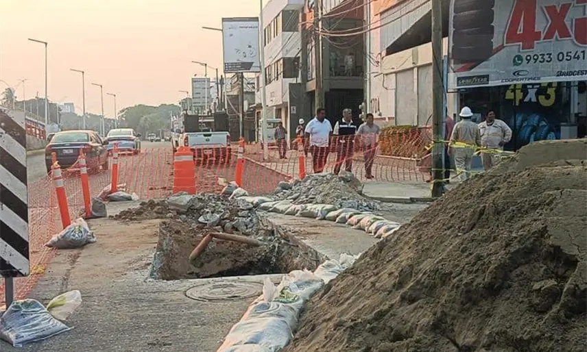 Excavación por obra sanitaria causa corto en líneas subterráneas de CFE en Villahermosa
