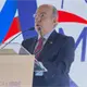 Integrantes del SME decapitan estatua de Felipe Calder&oacute;n en Los Pinos
