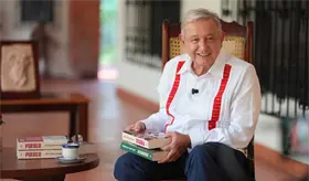 Arremete AMLO contra sus adversarios y EE. UU. al reaparecer con nuevo libro
