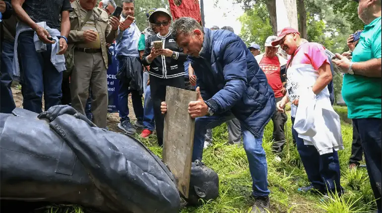 Sheinbaum reprueba vandalismo contra estatua de Felipe Calder&oacute;n en Los Pinos