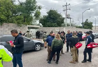 Exalumnos irrumpen y atacan secundaria de Torre&oacute;n; dejan una persona muerta y 4 lesionadas