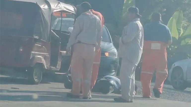Choque entre motociclista y pochimovilero deja personas heridas en Para&iacute;so