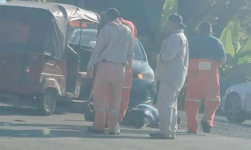 Choque entre motociclista y pochimovilero deja personas heridas en Paraíso