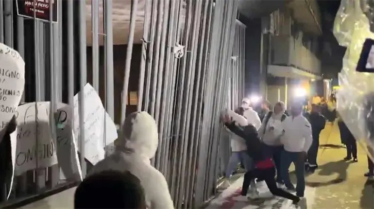 Trabajadores del IMSS irrumpen en sede del sindicato en la CDMX