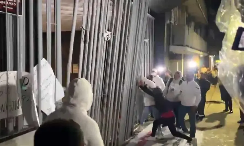 Trabajadores del IMSS irrumpen en sede del sindicato en la CDMX