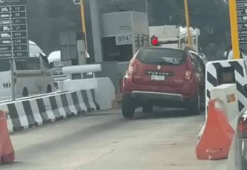 Veh&iacute;culo cae en hundimiento en la caseta a Macuspana