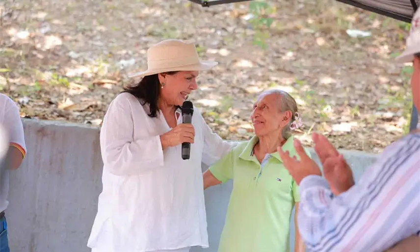 Destaca alcaldesa de Centro trabajo en vialidades, alumbrado y agua potable previo aniversario de su segundo trienio