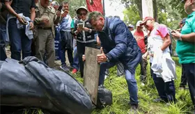 Reclama Mauricio Tabe que ahora s&iacute; haya restricciones en Los Pinos tras el vandalismo a estatua de Calder&oacute;n