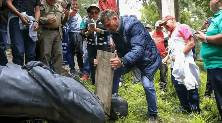 Reclama Mauricio Tabe que ahora s&iacute; haya restricciones en Los Pinos tras el vandalismo a estatua de Calder&oacute;n