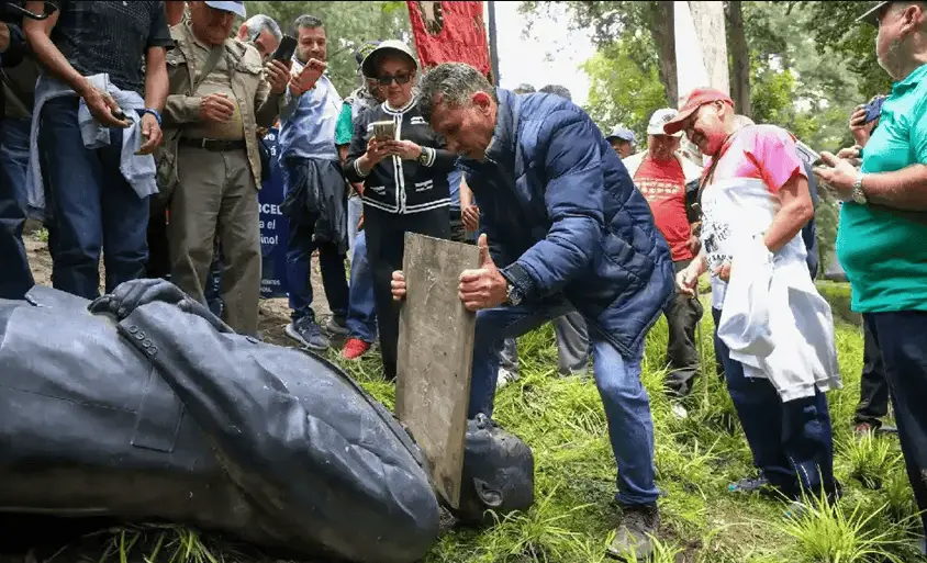 Reclama Mauricio Tabe que ahora sí haya restricciones en Los Pinos tras el vandalismo a estatua de Calderón