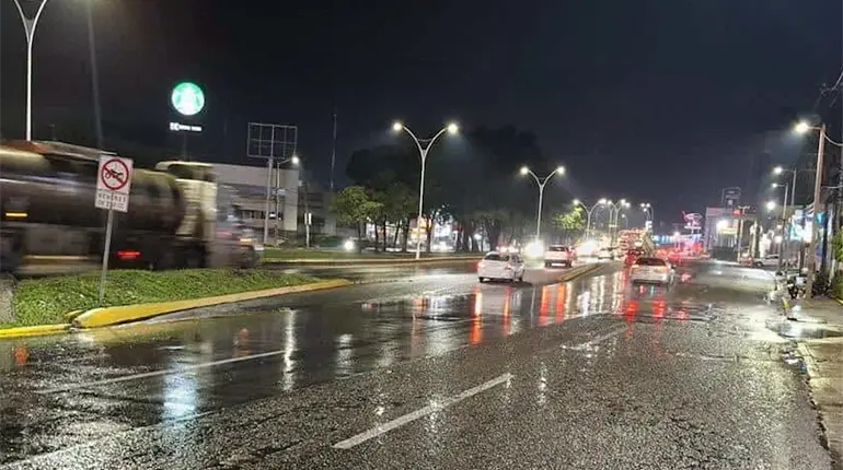 Reportan vialidades sin complicaciones tras fuertes lluvias en Villahermosa