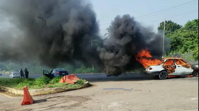 Se incendia auto tras aparatoso choque en la Teapa–Villahermosa