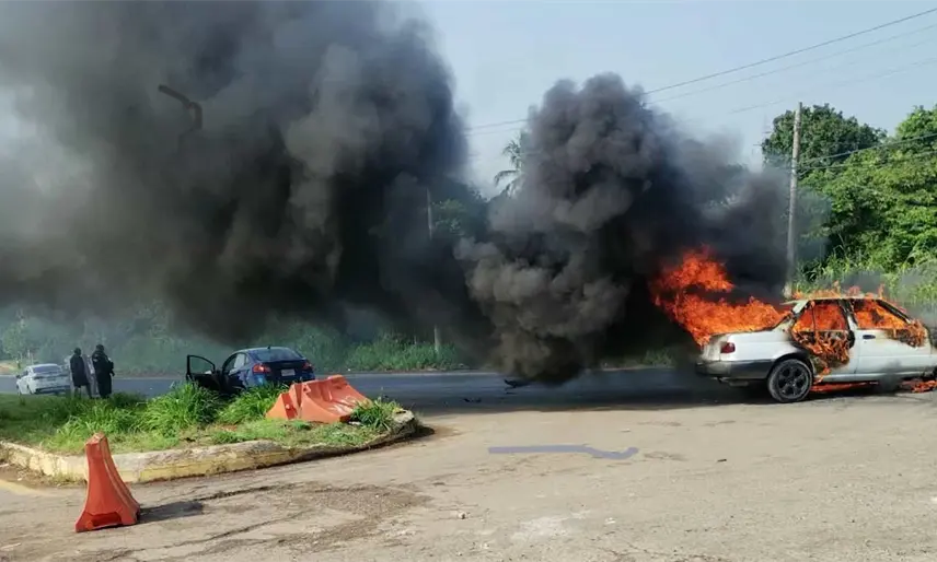 Se incendia auto tras aparatoso choque en la Teapa–Villahermosa