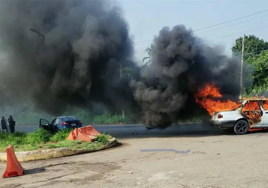 Se incendia auto tras chocar en la Teapa–Villahermosa Se incendia auto tras chocar en la Teapa–Villahermosa
