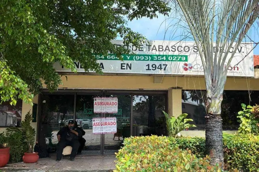 FGE Tabasco asegura oficinas de la Unión de Crédito Ganadero tras desfalco millonario FGE Tabasco asegura oficinas de la Unión de Crédito Ganadero tras desfalco millonario