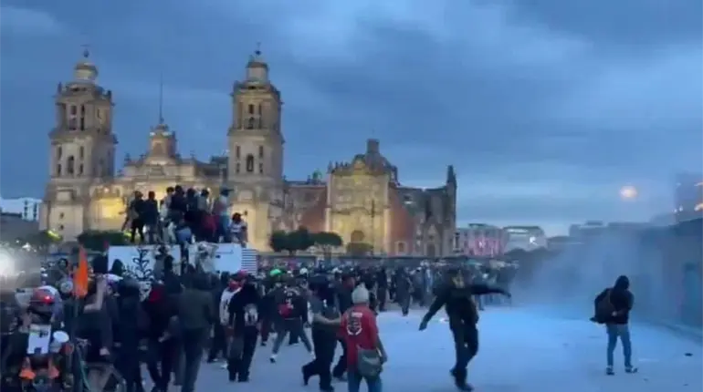 Destrozos, enfrentamientos y lesionados deja marcha del 2 de octubre en la CDMX