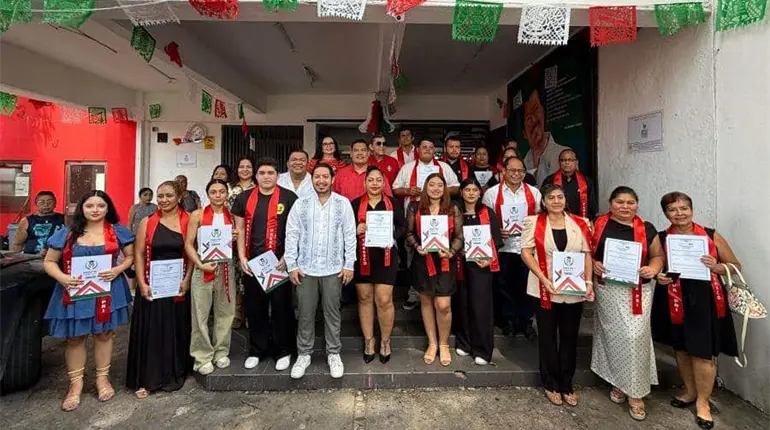 Entregan 40 certificados de bachillerato de Prepa PRI