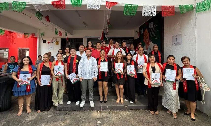 Entregan 40 certificados de bachillerato de Prepa PRI