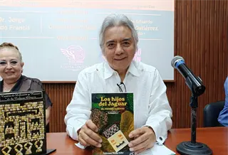 Presenta Feliciano Wong su libro "Los hijos del Jaguar: primer aliento", volumen 1