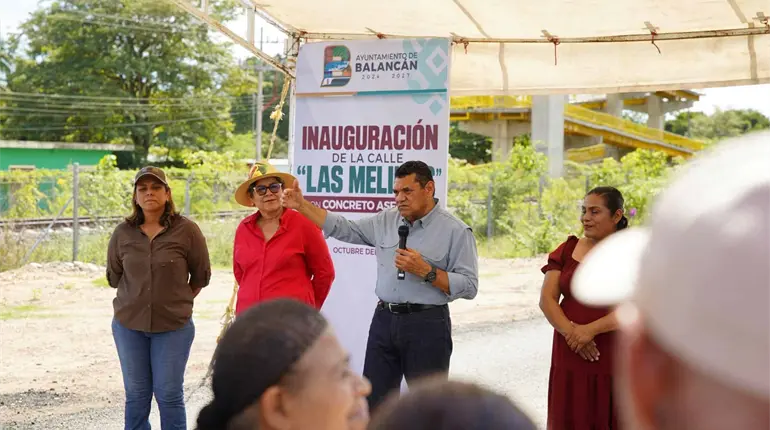 Ciudadanos reclaman a autoridades de Balanc&aacute;n durante entrega de obra a la que acudi&oacute; May